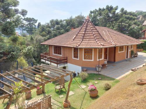 Campos do Jordao House | Chalé Belga em condomínio - 1,2 km do Centro Turístico Capivari