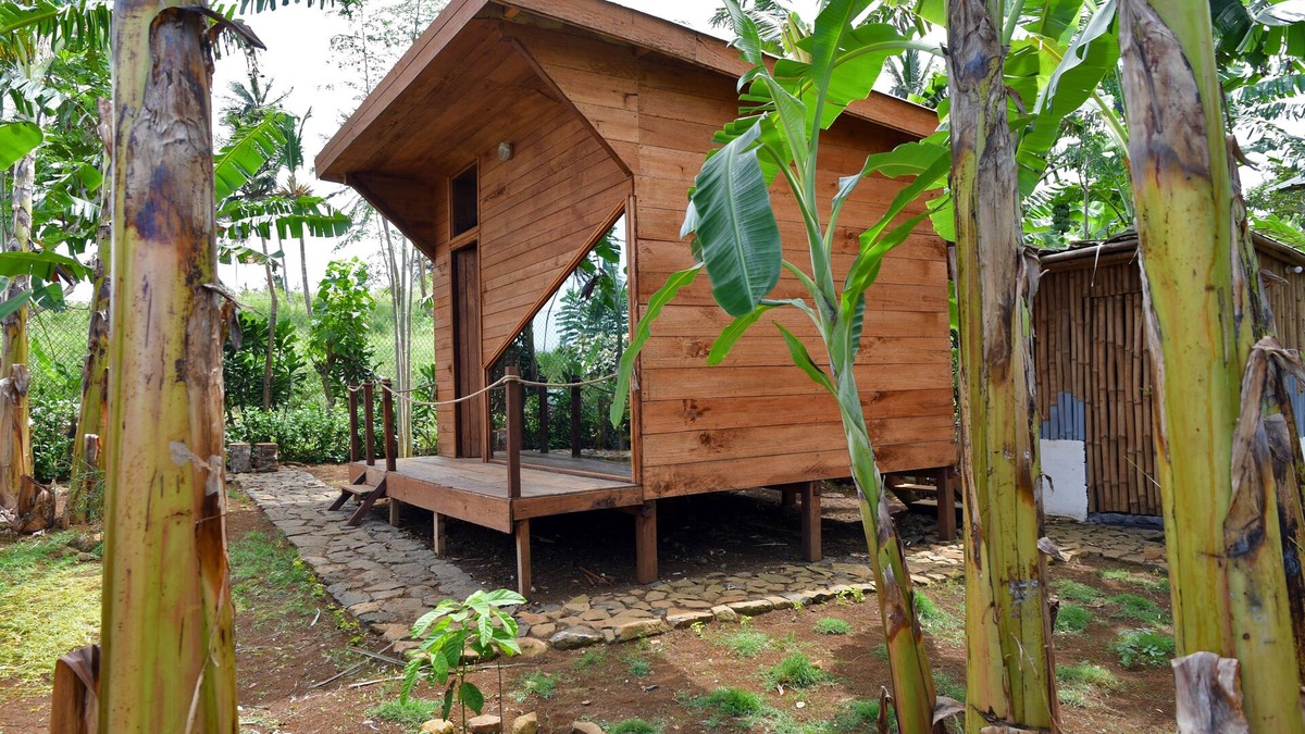 Sao Tome Island House | CHALET 19A Entire room inserted in a private space with banana tree backyard.