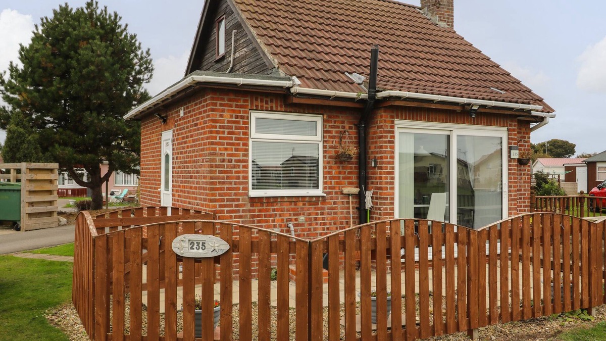 Bridlington Cottage | CHALET 235, pet friendly, country holiday cottage in Bridlington