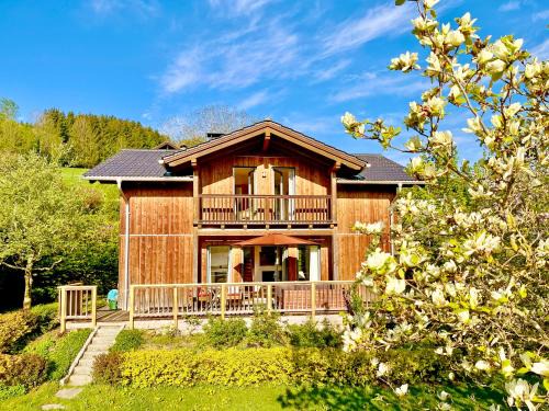 Nussdorf am Attersee Apartment | Chalet Attersee - ganzes Ferienhaus, Seeblick, Kamin, Sauna