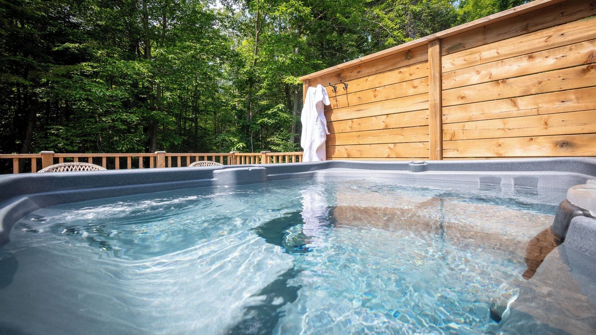 Chertsey Ski Chalet | Chalet AuCalm| Ski, Spa, navigable Lake| in the mountain| 1h away from Montreal