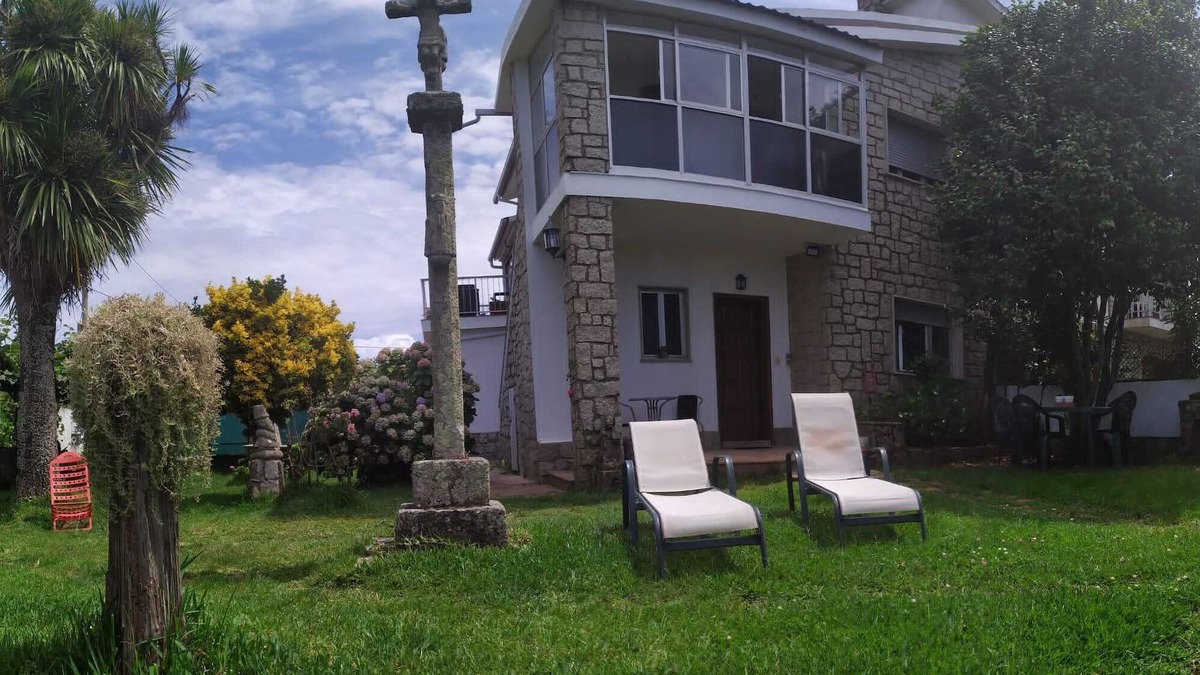 Montalvo Ski Chalet | Chalet beach Montalvo, Sanxenxo, for 6 people, private garden, pets welcome