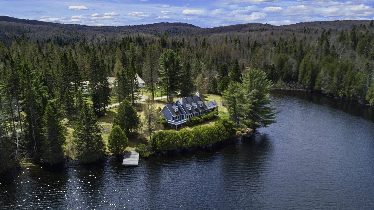 Riviere-Rouge Ski Chalet | Chalet Bleu - Waterfront Retreat