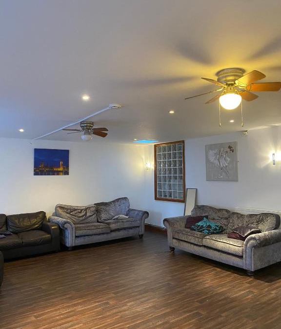 Luton House | Chalet Bungalow sleeps 14 8mx7m lounge Authorised events welcomed Extra Rates apply