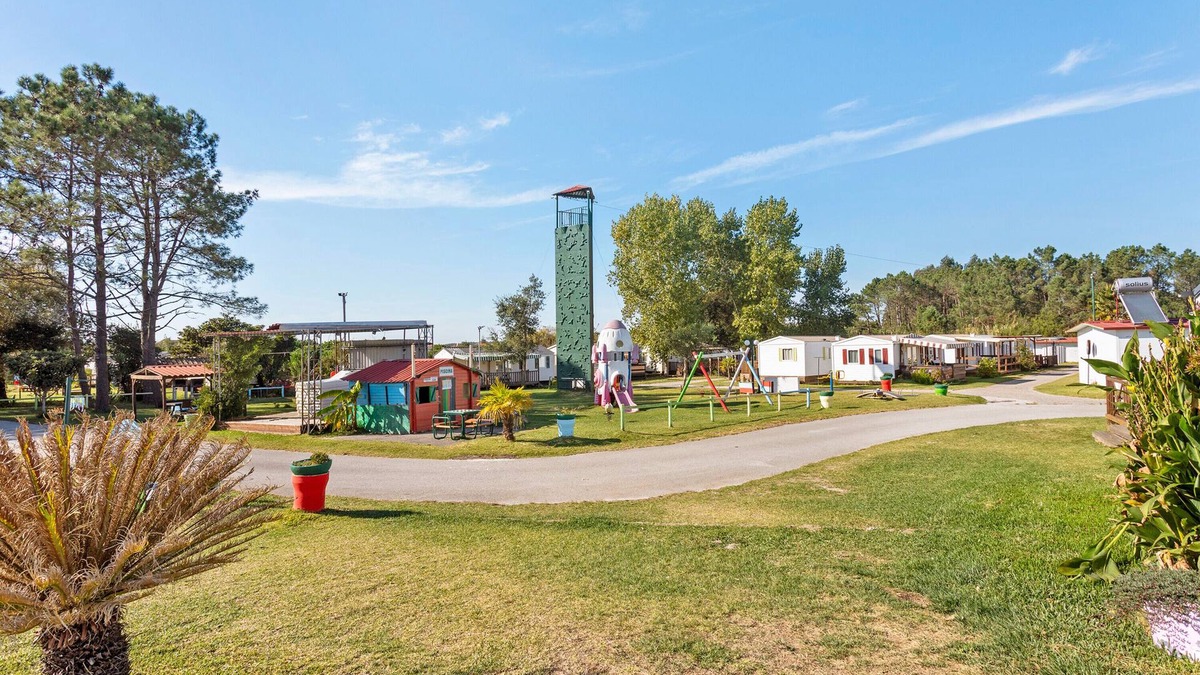 Burinhosa Ski Chalet | Chalet 'Bungalow T3 I I -15 Min From Nazaré' with Shared Pool, Private Terrace and Air Conditioning