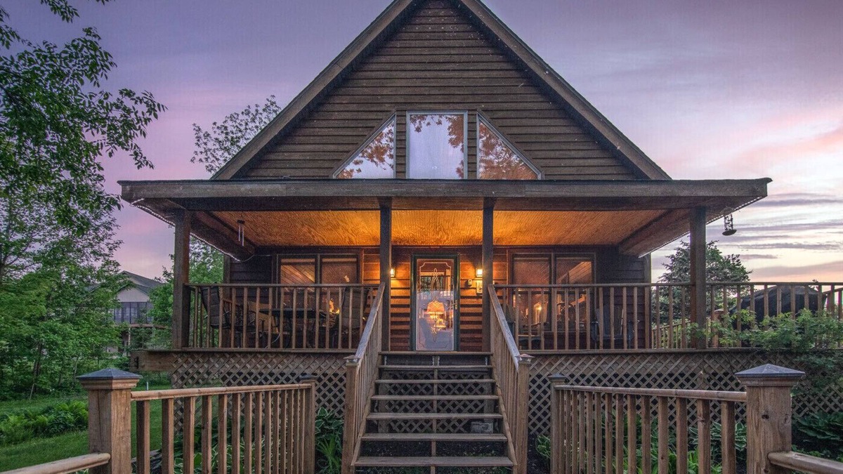 Turtle Lake Cabin | Chalet Cabin, Premier Lake, Hot tub, Sleeps 8, 1600 sq Ft., 3 bedroom, 2 bath