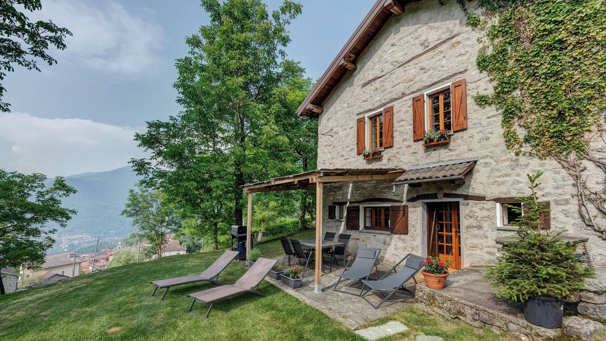Schignano Ski Chalet | Chalet 'Casa di Nini' with Private Terrace, Private Garden and Wi-Fi
