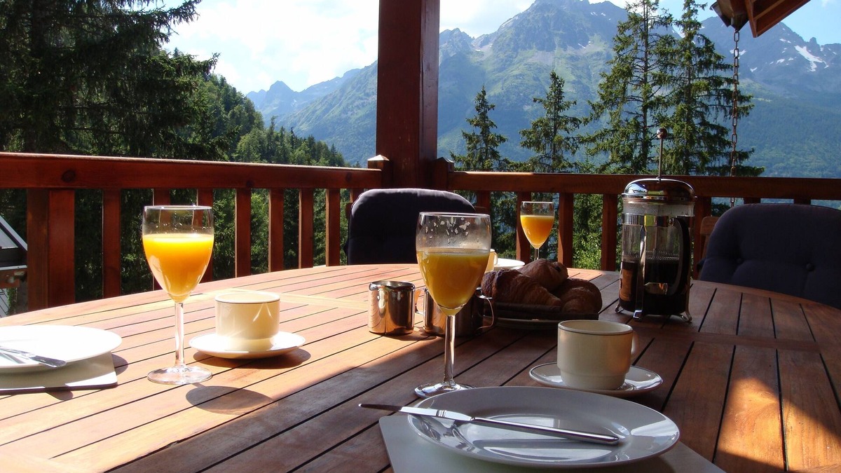 Oz Ski Chalet | Chalet Clementine offers skiing luxury in Oz en Oisans part of Alpe d'Huez area.