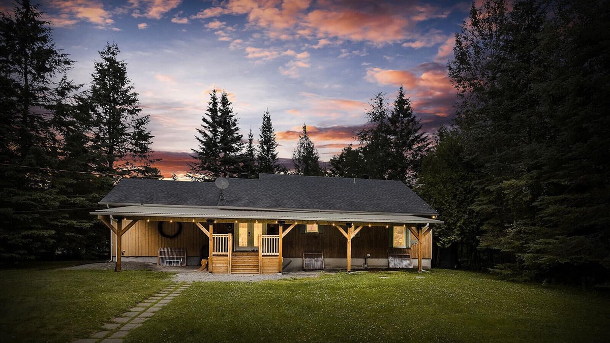 Lac-Superieur Ski Chalet | Chalet Crepuscule - lovely large waterfront chalet: SPA, pool & foosball tables