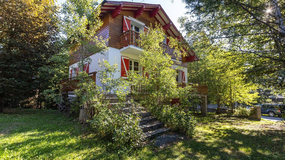 Superbolquere House | Chalet des Melezes - Four Bedroom House, Sleeps 9
