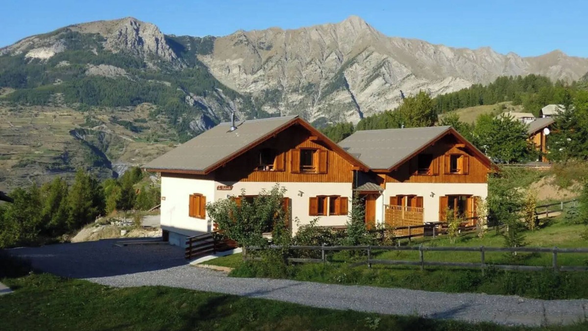 Les Orres Ski Chalet | Chalet 'Deux Grands Chalets Communicants' with Mountain View, Shared Pool and Wi-Fi