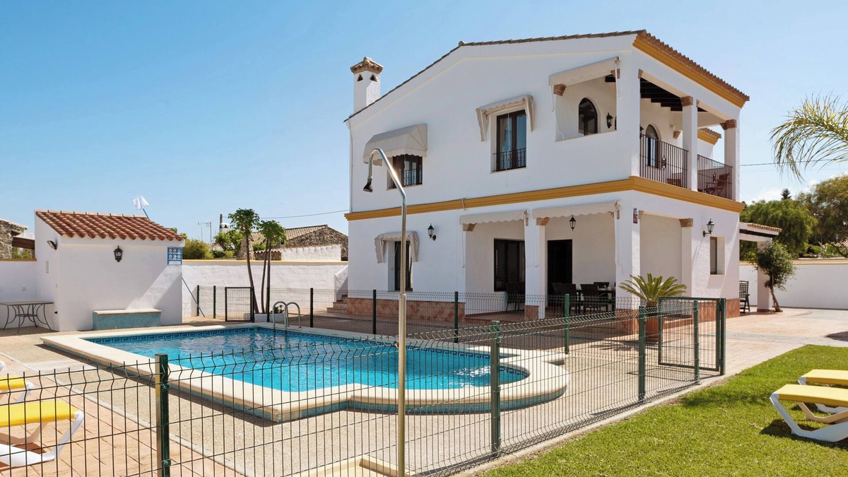 Conil de la Frontera House | Chalet El Huerto – Only for Families, Close to the Sea, with Pool and Wi-Fi