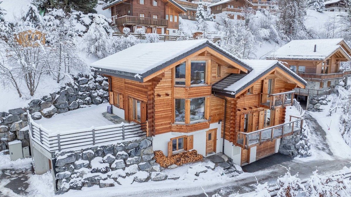 Nendaz Ski Chalet | Chalet Enchanteur sauna, jacuzzi, 13pax
