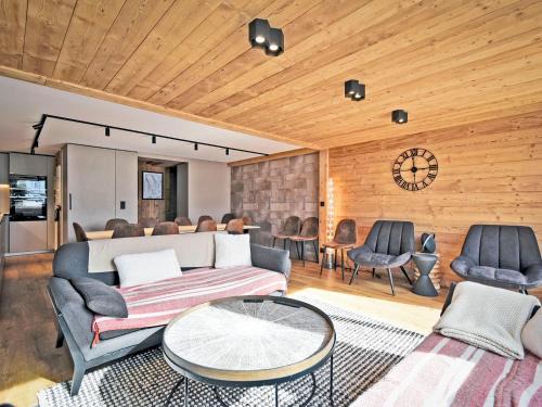 Les Bruyeres Apartment | Chalet familial rénové avec jacuzzi, accès piste, ski room - FR-1-613B-42