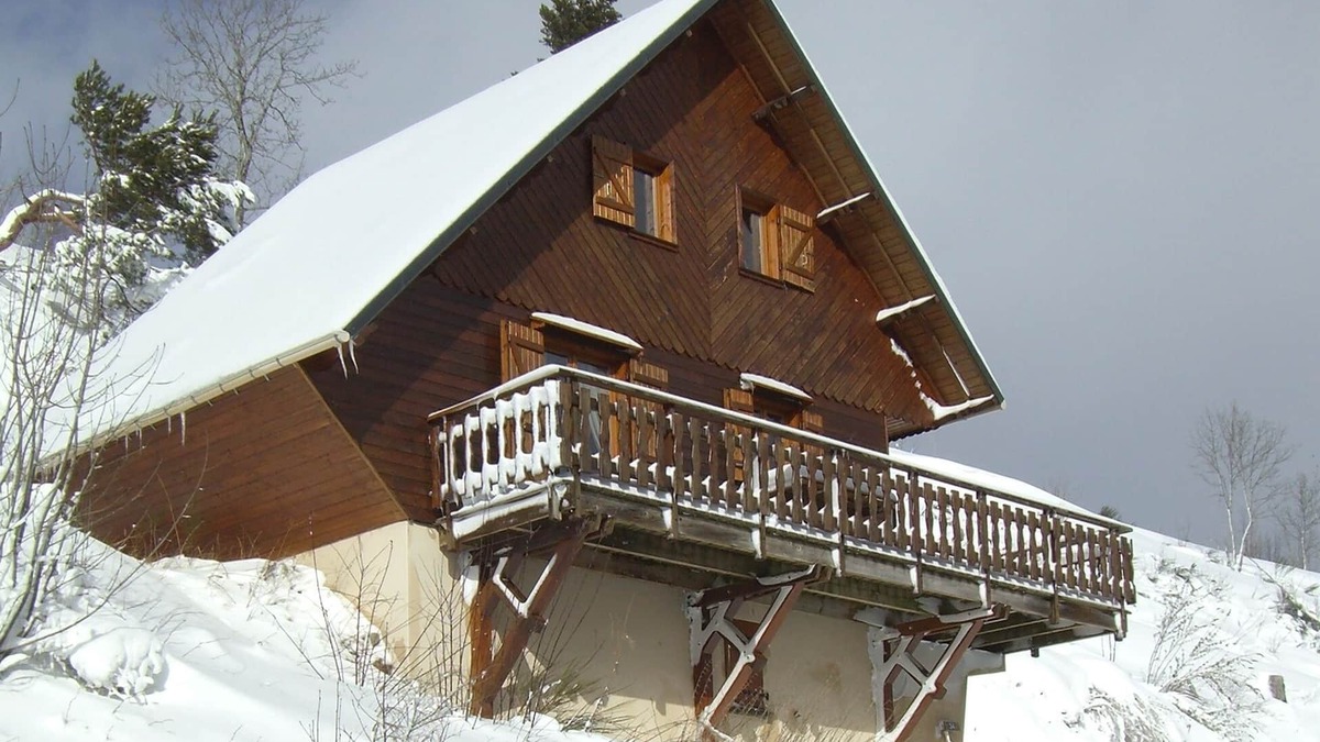 Besse-et-Saint-Anastaise Ski Chalet | CHALET SUR FLANC DE COLLINE A BESSE PROMO last minute in November
