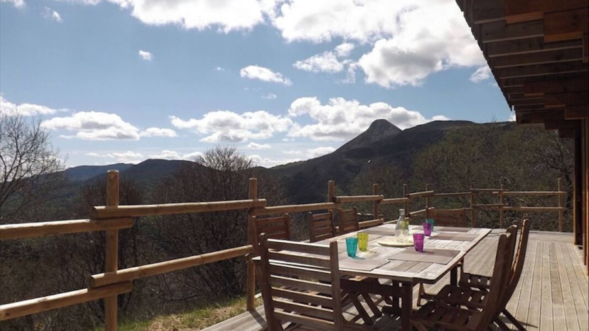 Saint-Jacques-des-Blats Ski Chalet | Chalet mountain view