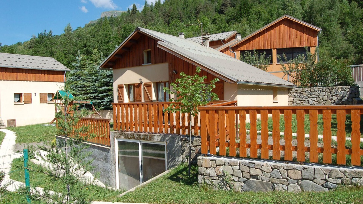 Saint-Jean-Saint-Nicolas Ski Chalet | Chalet 'Génépi 6 Personnes' with Mountain View, Private Terrace and Wi-Fi