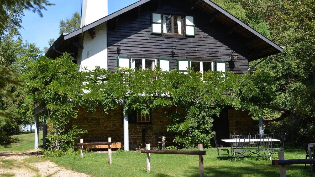 Gembes Ski Chalet | Chalet in Bièvre for 9 Person