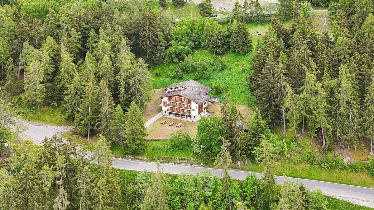 Les Mayens-de-Sion Ski Chalet | Chalet in Les Agettes near ski area