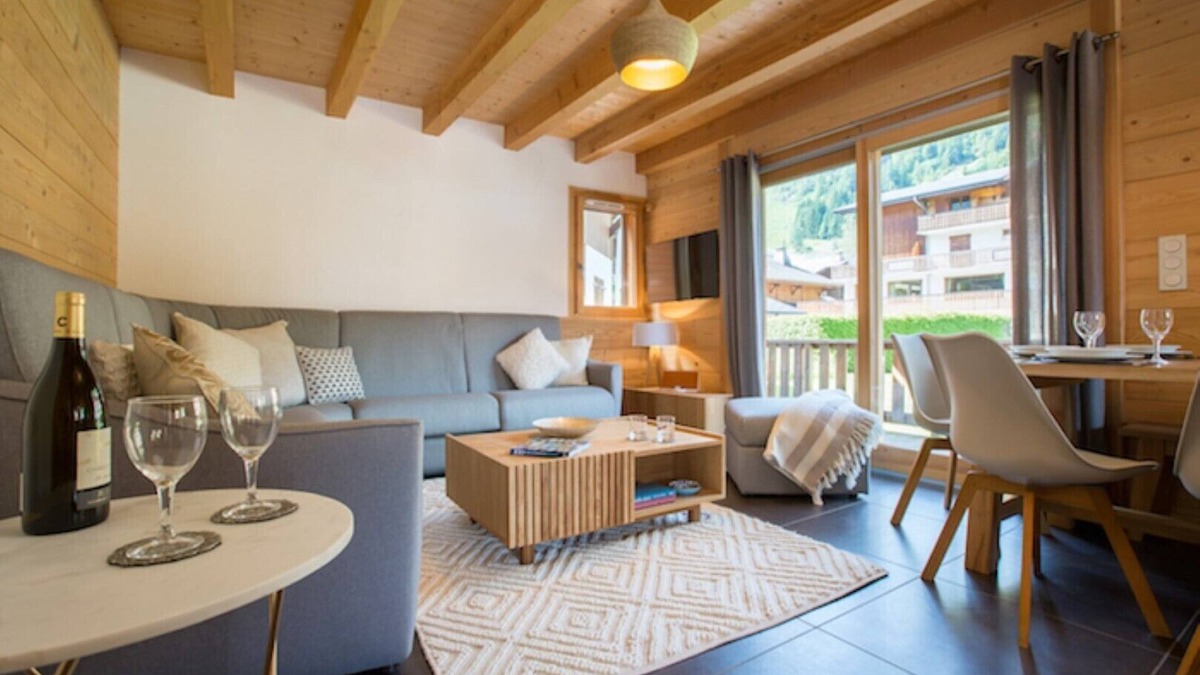 Morzine Ski Chalet | Chalet in Morzine Centre | 3 minute walk to Super Morzine Telecabin | Games Room