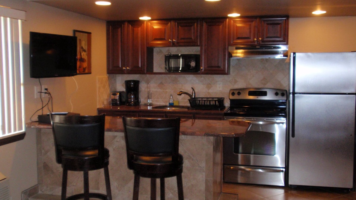 Centerport Hotel | Chalet Inn & Suites Centerport