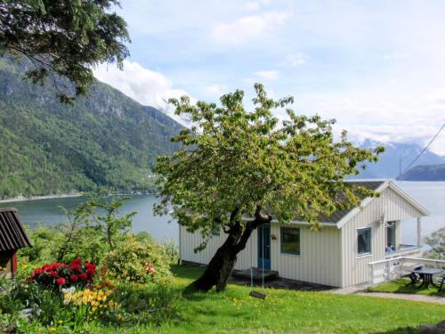 Djønno Ski Chalet | Chalet Kårahuset - FJH408 by Interhome