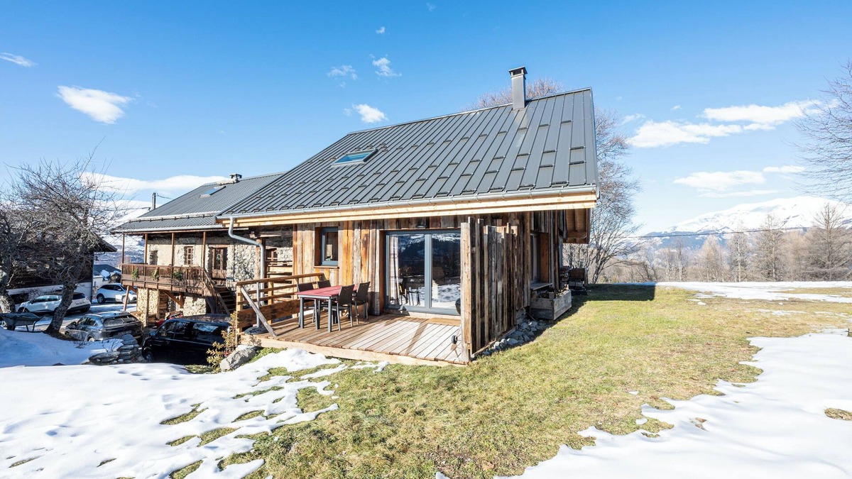 Albiez-le-Jeune Ski Chalet | Chalet 'La Grange Des Aiguilles' with Mountain View, Private Terrace and Wi-Fi