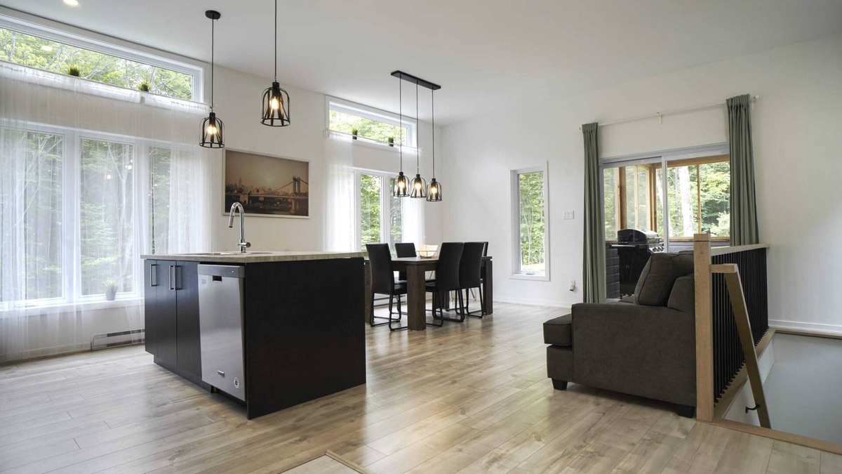 Chertsey Ski Chalet | Chalet le Cerf (modern, spa, BBQ, waterfront lake Lili)