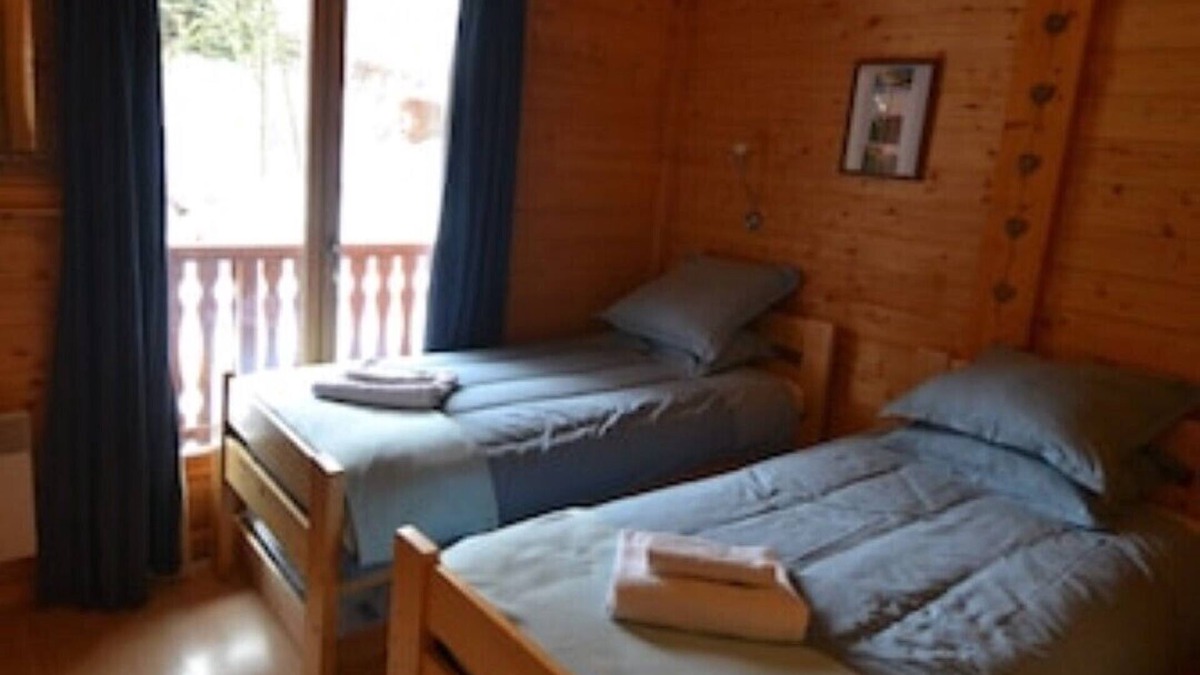 La Riviere-Enverse Ski Chalet | Chalet Le Cochon Noir sleeps 8 self catered big mountain view + logburner FABn
