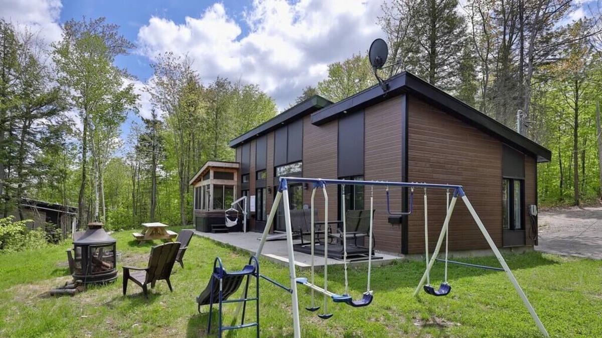 Chertsey Ski Chalet | Chalet le loup- SPA- Bord du lac lili- Petfriendly