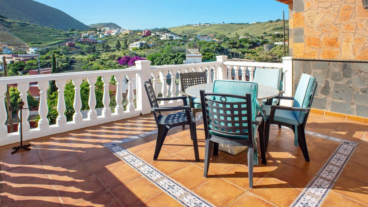 La Solana Ski Chalet | Chalet Mirador Los Hoyos with Mountain View, Garden & Wi-Fi