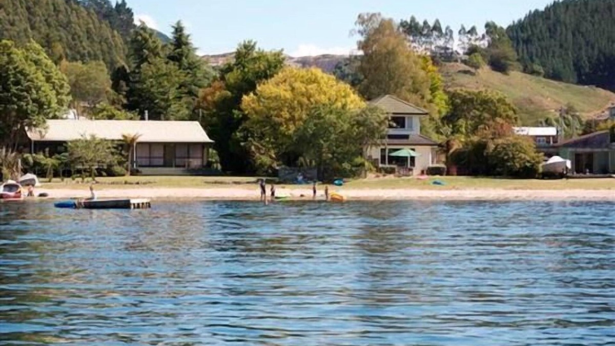 Lake Okareka House | Chalet Near The Lake - Lake Okareka Sleeps 12