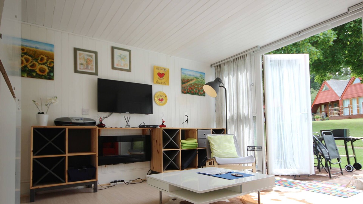 Martin Apartment | Chalet No. 53, in Kingsdown, Kent is a charming holiday chalet sleeping 6 people in 2 bedrooms. This