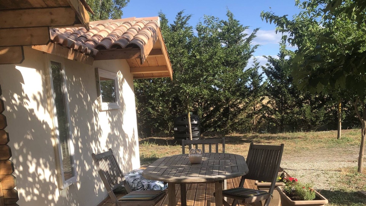 Fabregues Ski Chalet | Chalet on the edge of a private pond in an agricultural estate