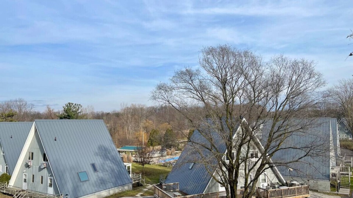 Stevensville House | Chalet on the Lake 39 w/Beach Access, Pools, Sport Courts, Fishing Pond & more!