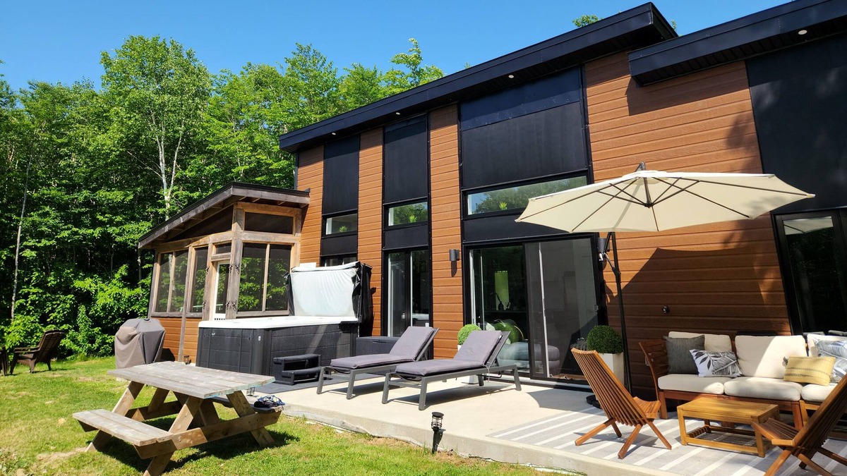 Chertsey Ski Chalet | Chalet Orkidea ᪥ Hot Tub, Lake Access, Kayaks ♥