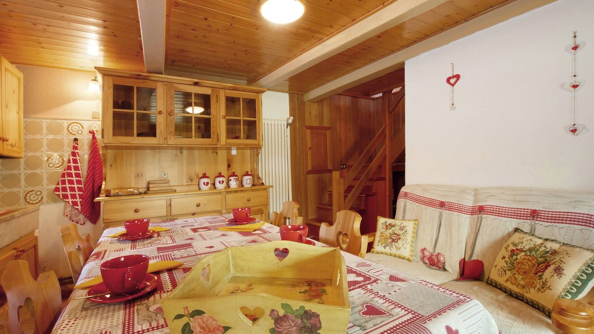 La Salle Cabin | Chalet 'Petite Maison Des Alpes' with Mountain View and Balcony