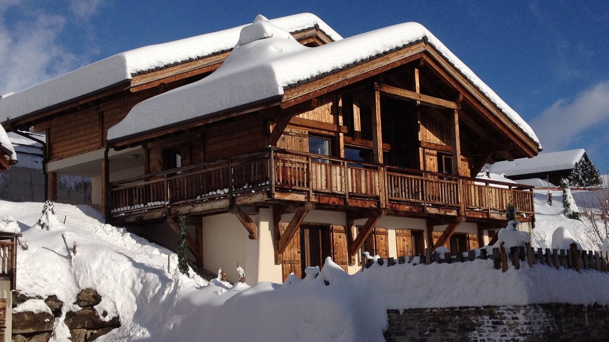 Randogne Ski Chalet | Chalet Renard Blanc is a luxurious yet cosy home for skiing , golf and hiking.