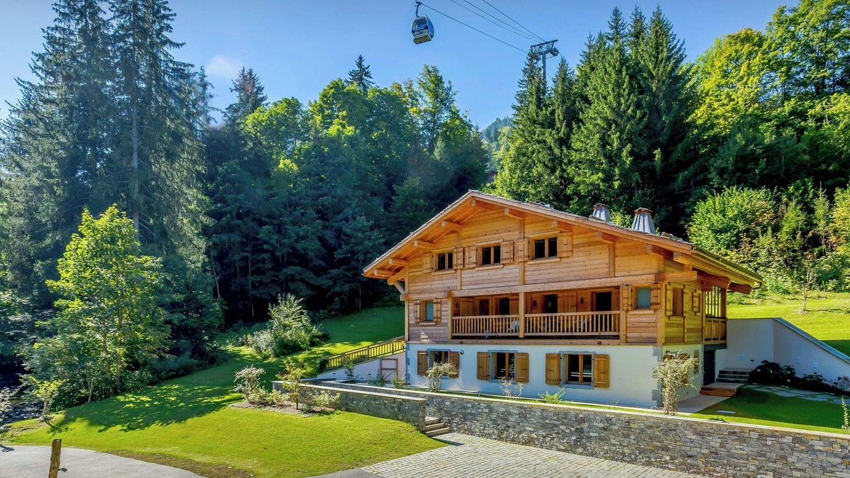 La Clusaz Ski Chalet | Chalet Riparian - ski-in ski-out holiday La Clusaz 12p, spa - OVO Network