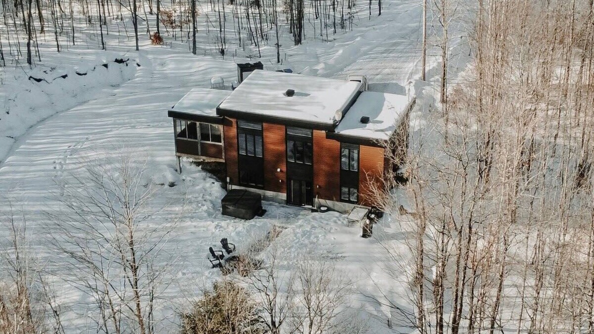Chertsey Ski Chalet | Chalet Röcka with hot tub and lake access!