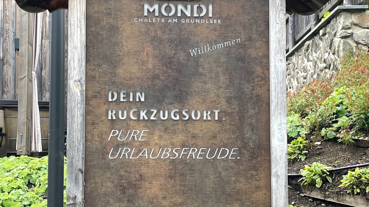 Grundlsee Apartment | Chalet room at the Mondi Resort on Lake Grundlsee in winter