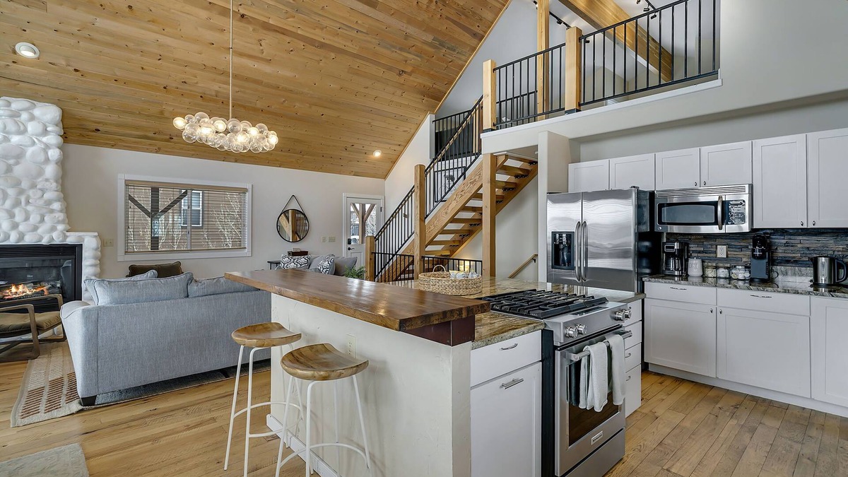 Tabernash House | Chalet Ski Retreat w/Scenic Views/Hot Tub/Arcade!