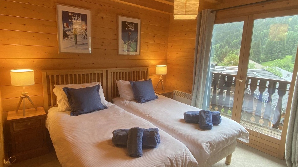 Chatel Ski Chalet | Chalet sleeps10. Only 300m walk to the Linga lifts which link to whole area.