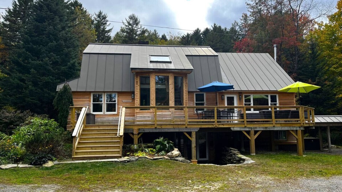 Whitingham Ski Chalet | Chalet- Stream, A/C, Hot Tub, min to Lake and Ski