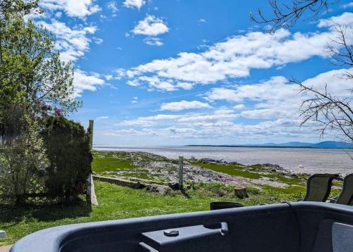 Cap-Saint-Ignace Ski Chalet | Chalet Studio #3 Waterfront with Spa Fireplace & Wifi