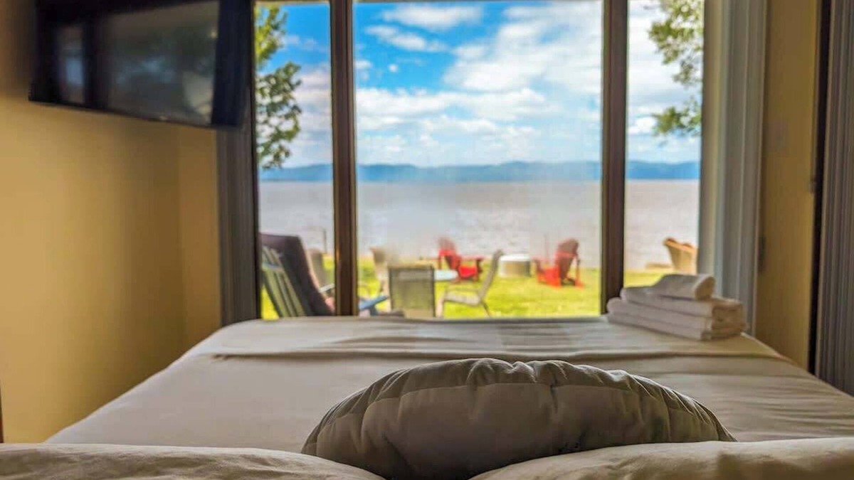 Cap-Saint-Ignace Ski Chalet | Chalet/Studio #1 Waterfront with Spa, Fireplace & Wifi