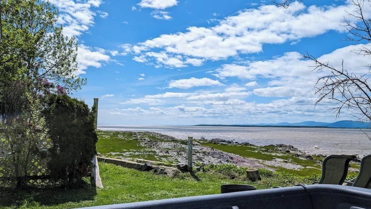 Cap-Saint-Ignace Ski Chalet | Chalet Studio #3 Waterfront with Spa, Fireplace & Wifi