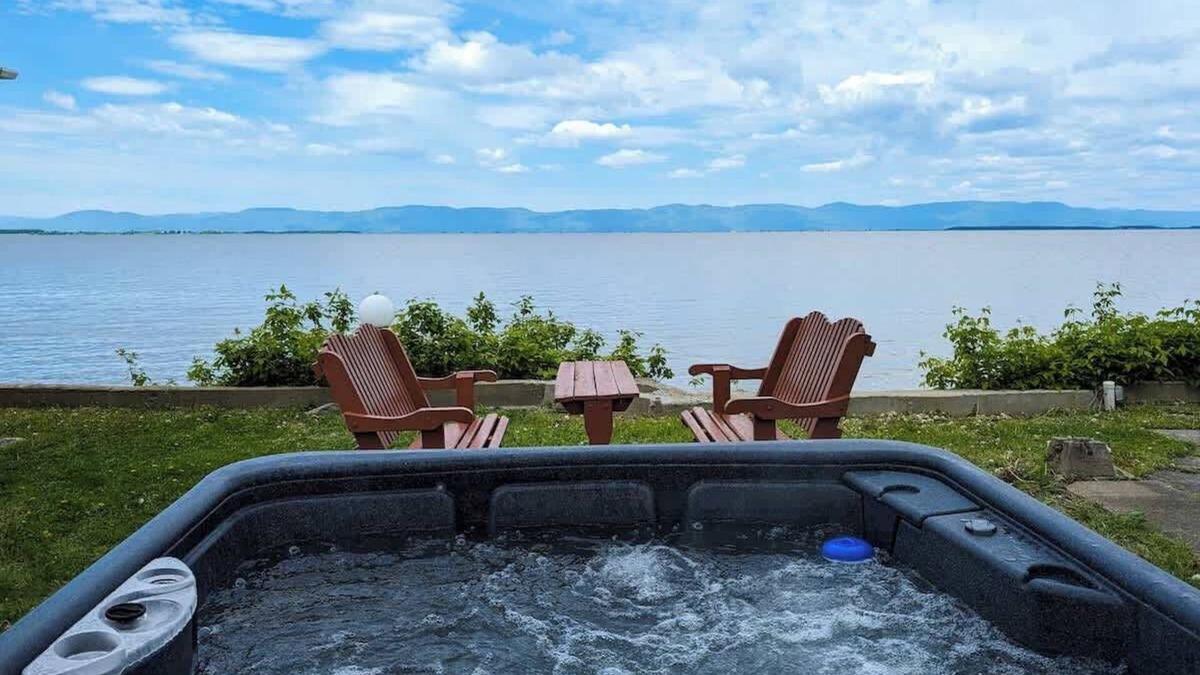 Cap-Saint-Ignace Ski Chalet | Chalet Studio #5 Waterfront with Spa, Fireplace & Wifi