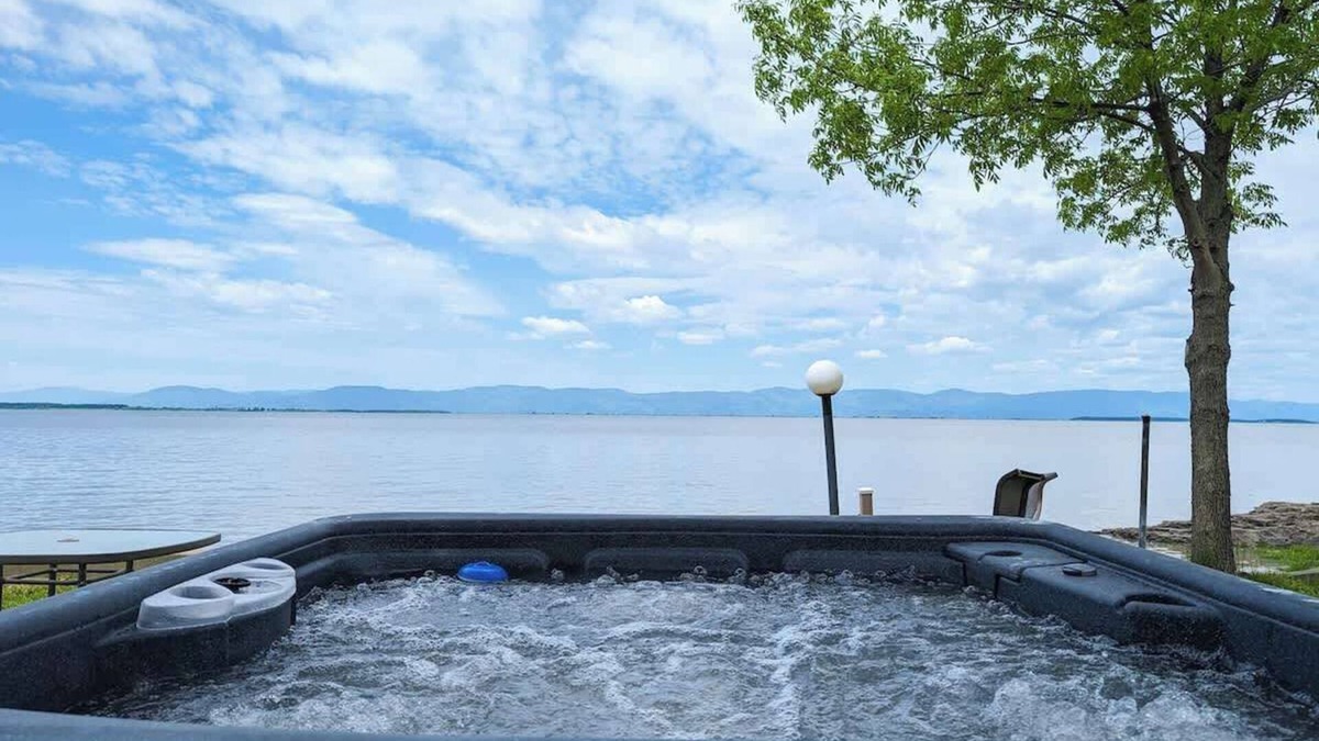Cap-Saint-Ignace Ski Chalet | Chalet Studio #6 Waterfront with Spa, Fireplace & Wifi