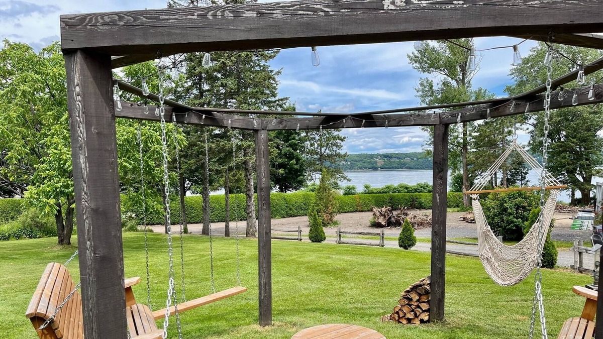 Desjardins House | Chalet-style house on the edge of the water